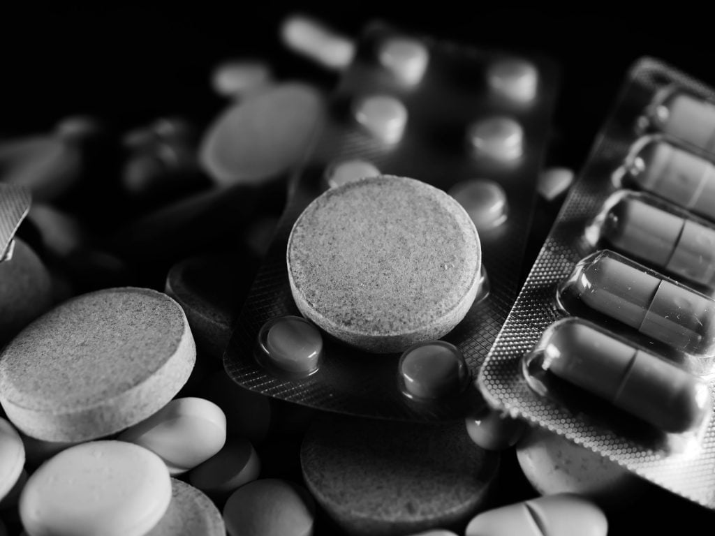 Schwarz-Weiß-Bild von mehreren Pillen.