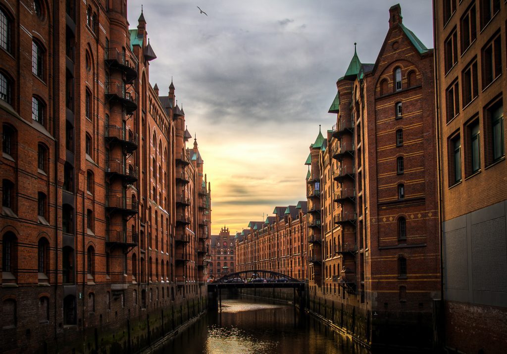 Bild eines Kanals in Hamburg, Deutschland.
