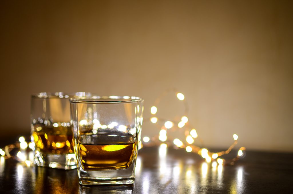Dunkles Bild von mit Alkohol gefüllten Gläsern.